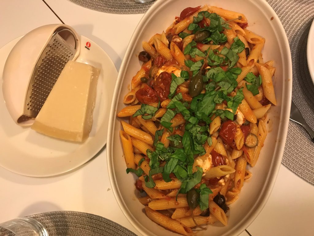 Tomaatti-mozzarella pasta oliiveilla ja kapriksilla – . Rakastan ruokaa